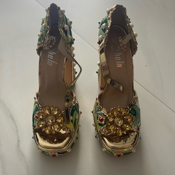 Woman shoes - Picture 1 of 5